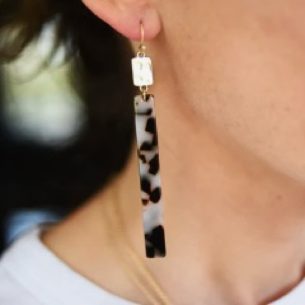 Elegant Blonde Tortoise Shell Drop Earrings
